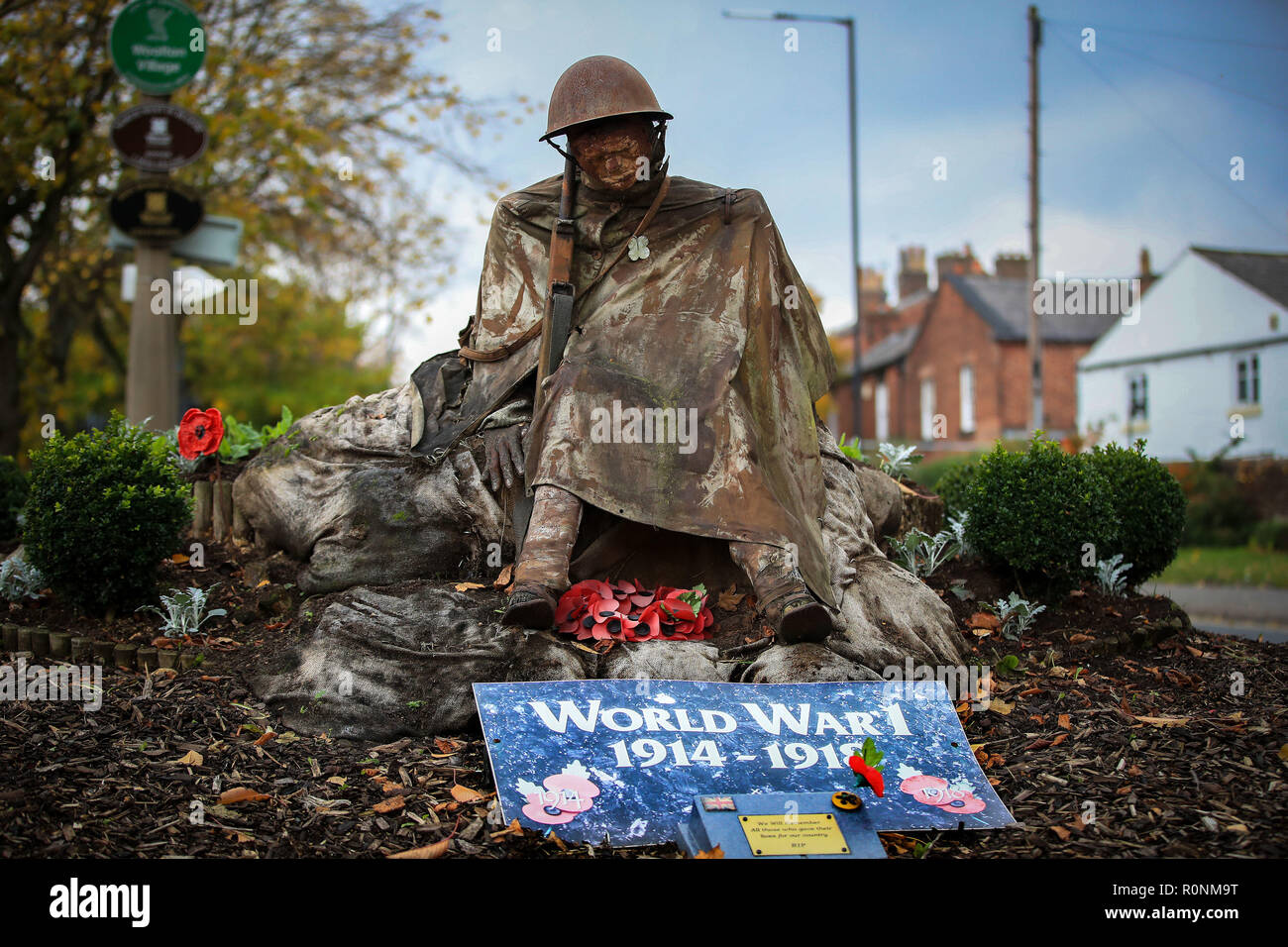 La figure d'un soldat de la Première Guerre mondiale se trouve sur une centrale de réservation de Woolton, Village Liverpool marquant le cemtenary de la fin de la guerre ce dimanche. Banque D'Images