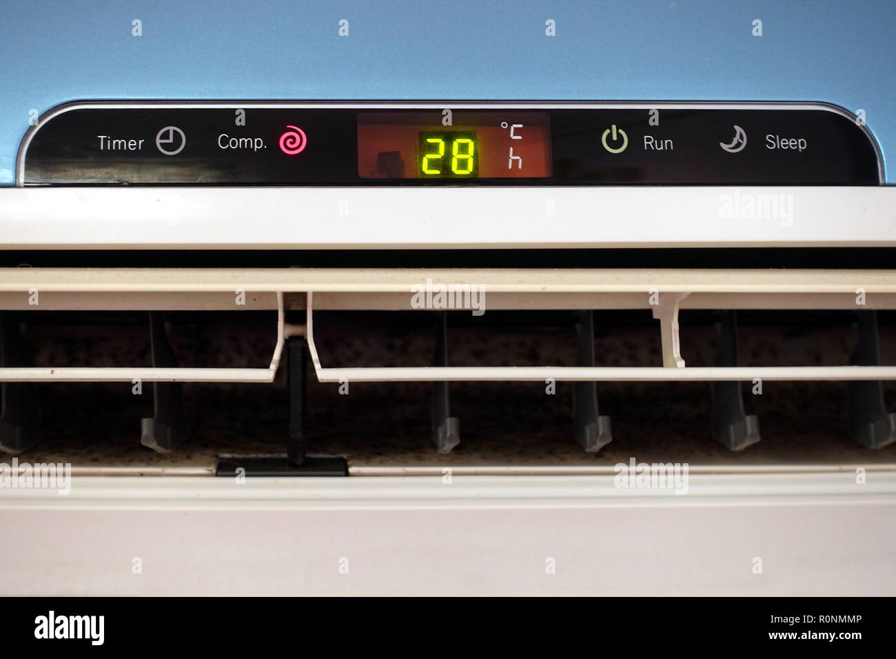 Le panneau d'affichage d'un AC ou d'unité d'air conditionné, indiquant une température de 28 degrés celsius Banque D'Images