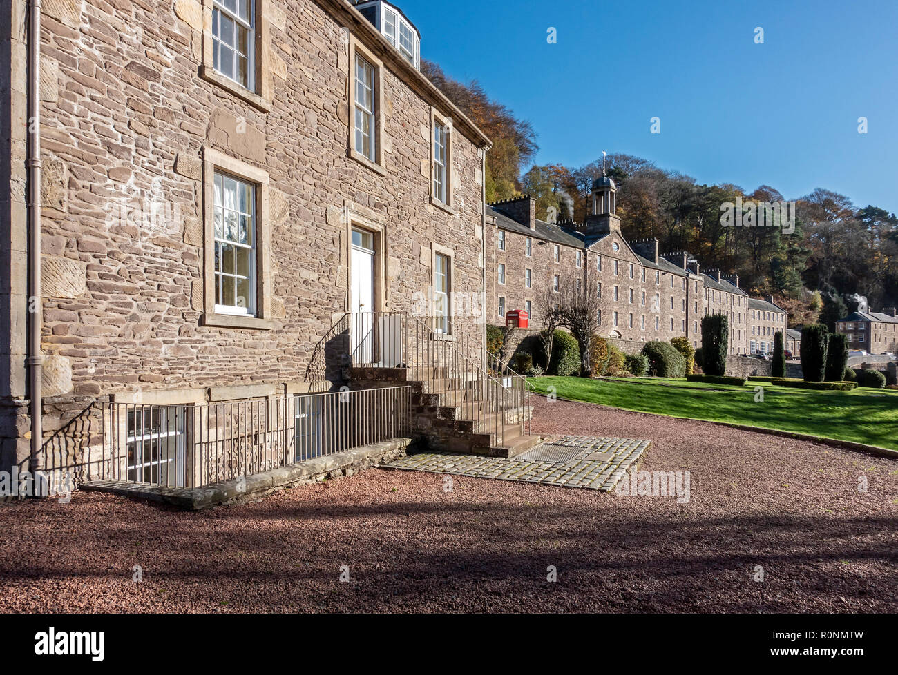 Robert Owen's house (l) avec millworkers house (r) à New Lanark Mills Site du patrimoine mondial par la rivière Clyde en Écosse Royaume-uni Lanarkshire Lanark Banque D'Images