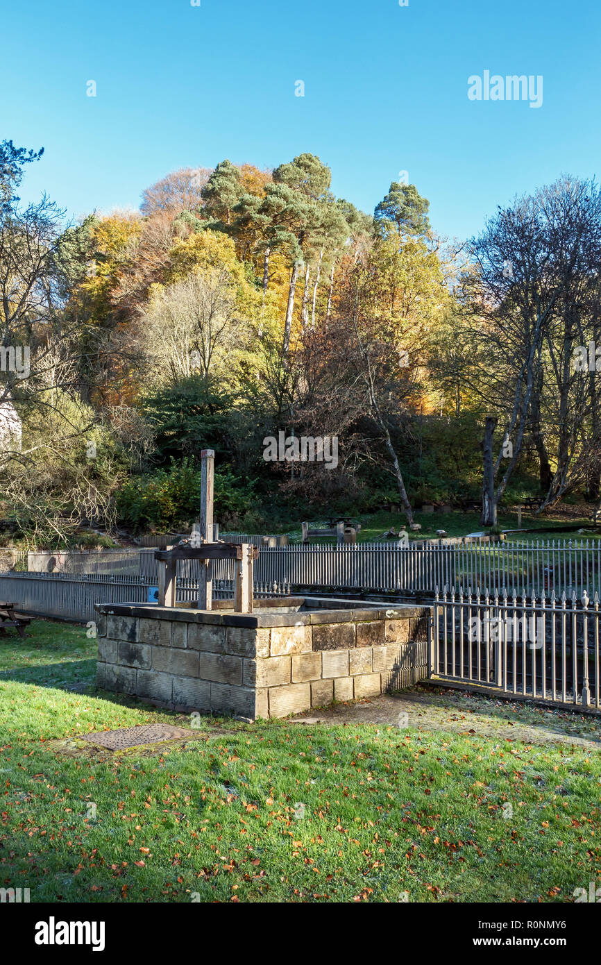 Sluice entre canal et rivière Clyde à New Lanark Mills Site du patrimoine mondial par la rivière Clyde en Écosse Royaume-uni Lanarkshire Lanark Banque D'Images