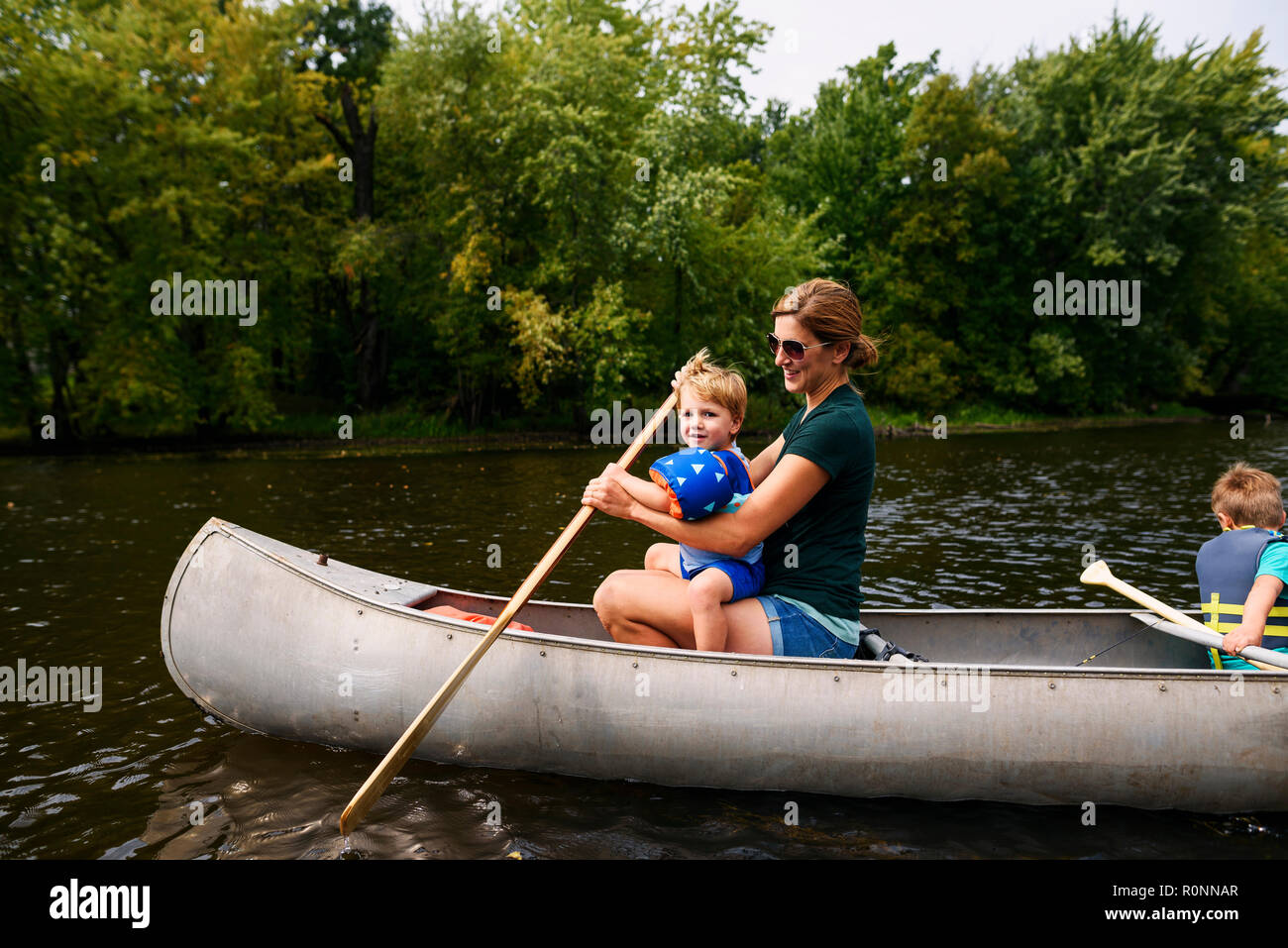 Mère canoë avec ses deux fils, United States Banque D'Images