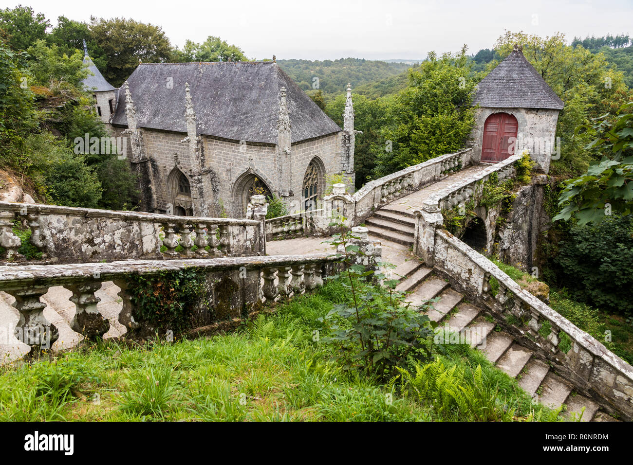 Le Faouet, France. La chapelle Sainte-Barbe, en Bretagne une chapelle dédiée à Sainte Barbara, entouré par la forêt Banque D'Images