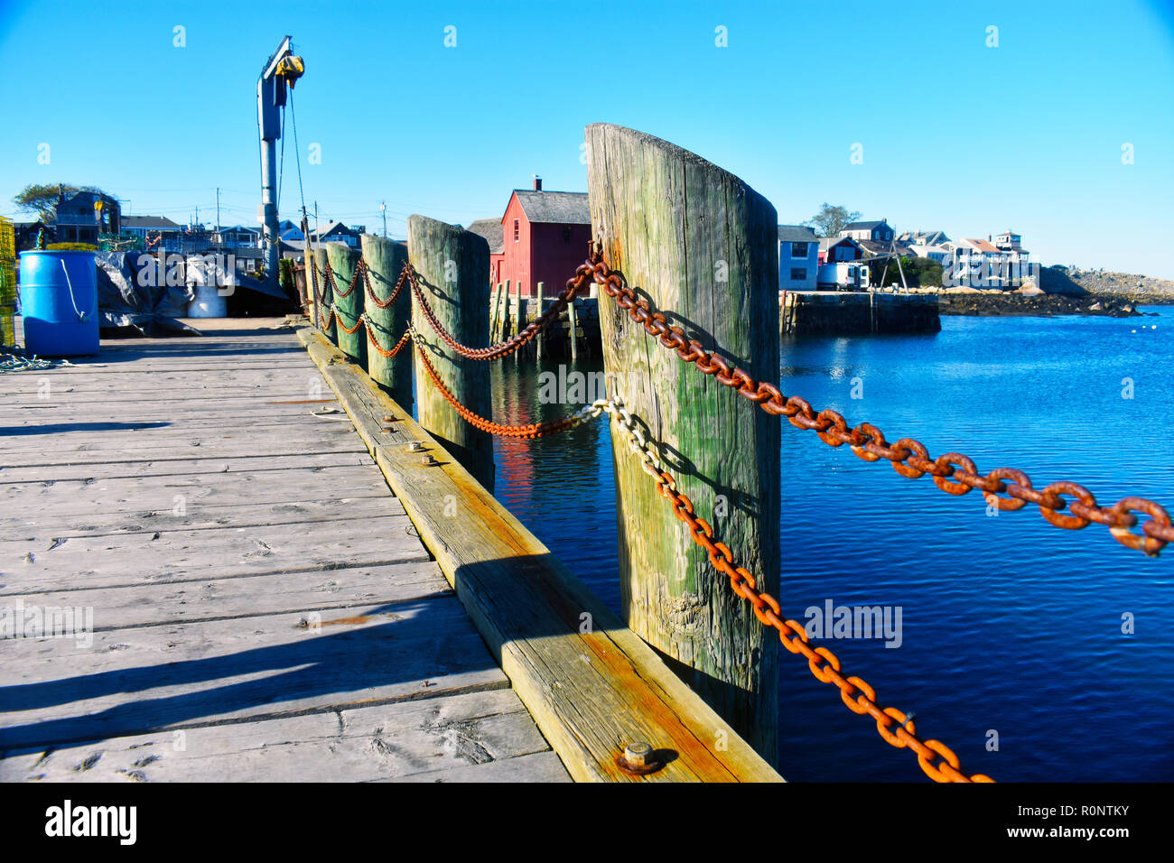Pas de motif 1, de Rockport, Massachusetts, vue à travers les pylônes et les chaînes rouillées est dit être le plus peint par shack (artistes) en Amérique (7 de 7) Banque D'Images