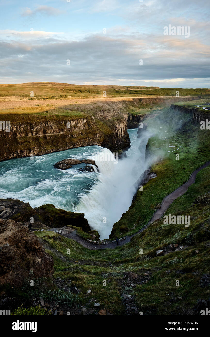 Cascade de Gullfoss et le paysage à la fin de l'evning soleil en Islande. Banque D'Images