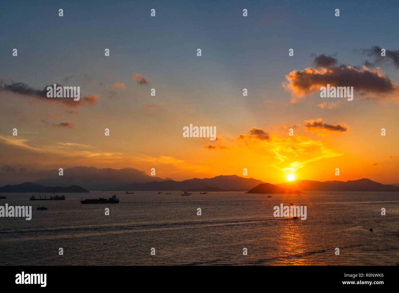 Coucher de soleil sur le port de Hong Kong, Chine Banque D'Images