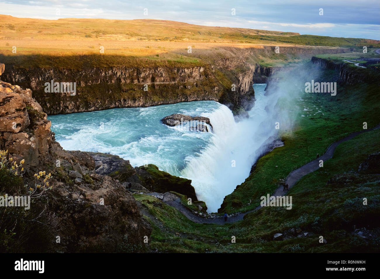 Cascade de Gullfoss et le paysage à la fin de l'evning soleil en Islande. Banque D'Images