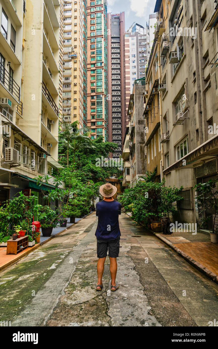 Vue arrière d'un homme prend une photo, le Prince's Terrace, Hong Kong, Chine Banque D'Images