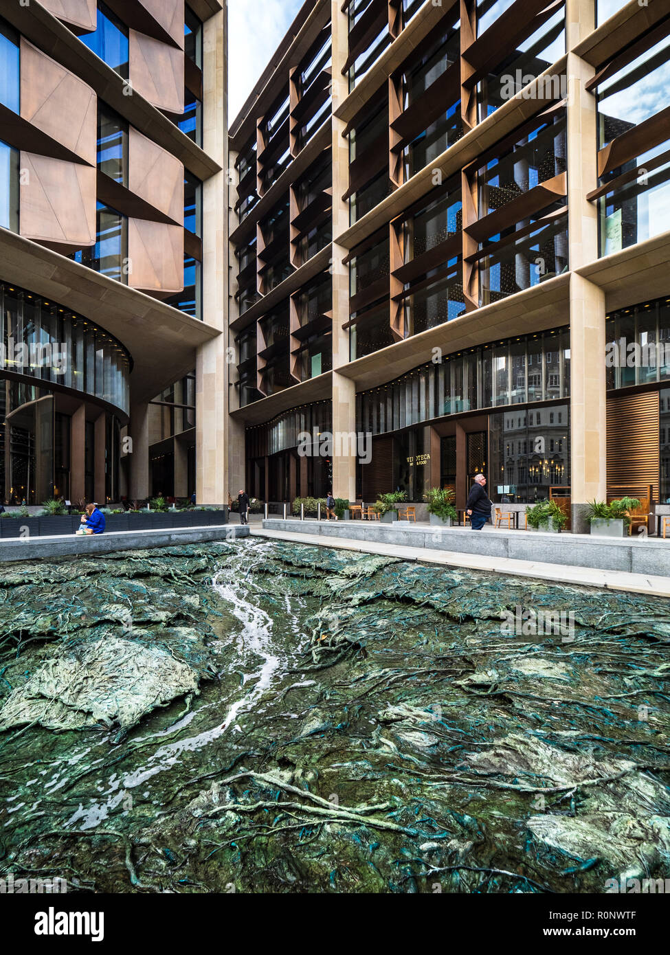 Bloomberg Building London - European HQ de BLOOMBERG L.P. Ouvert 2017 Foster and Partners Architects - Cristina Iglesias est caractéristique de l'eau Banque D'Images