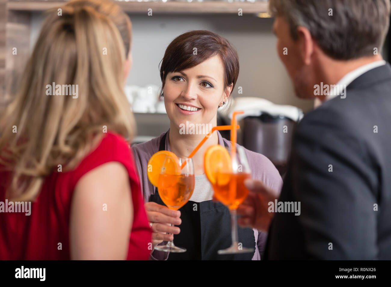 Woman taking cocktail de serveuse Banque D'Images