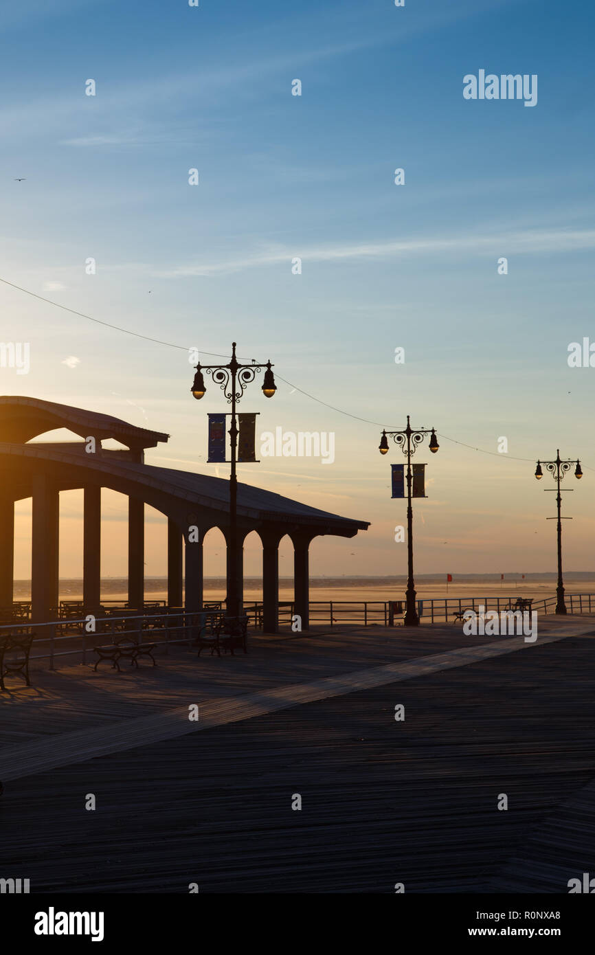 De fortes rafales de vent et le froid tout le monde forcé le Coney Island's Boardwalk, qui fourmille d'activité même pendant les saisons froides. Banque D'Images
