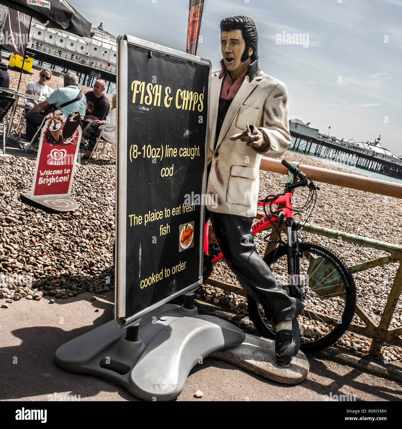 Elvis Presley Mannequin, publicité des poissons et des chips, sur la plage de Brighton, Sussex England Line poisson pêché Banque D'Images