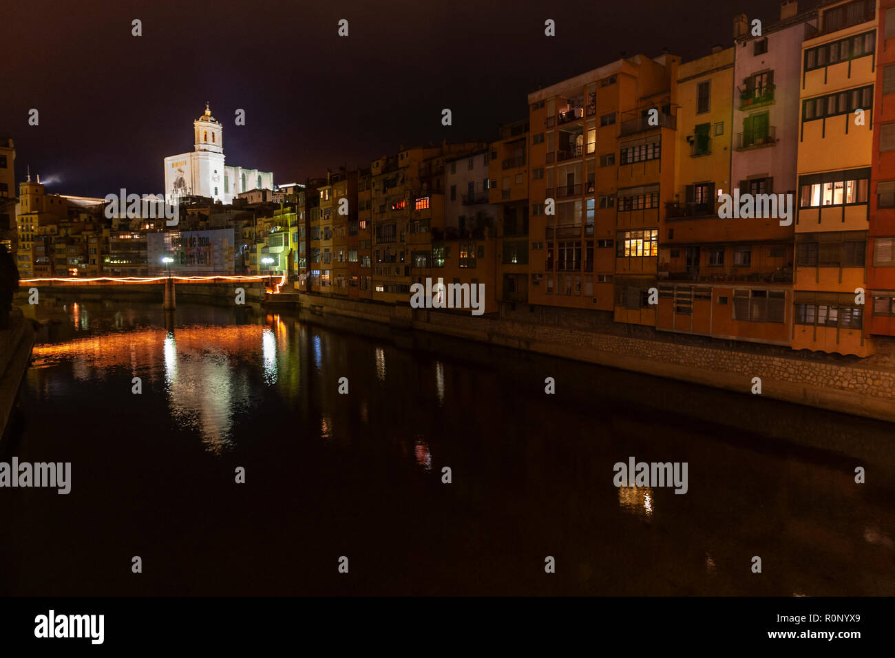 La vision de nuit du Rio Onyar Ciudad Vieja, la vieille ville avec des maisons colorées, Gérone, Catalogne, Espagne Banque D'Images