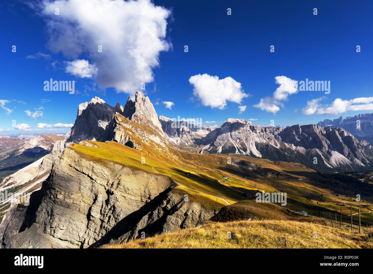 L'automne dans les Alpes. La chaîne de montagnes des Dolomites. Vue sur Seceda. Parc naturel Puez-Odle. L'Italie. L'Europe Banque D'Images