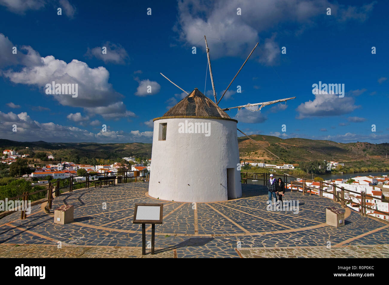 Moulin à vent. Sanlucar de Guadiana. La province de Huelva. Région de l'Andalousie. L'Espagne. L'Europe. Alcoutim gauche (Portugal) Banque D'Images