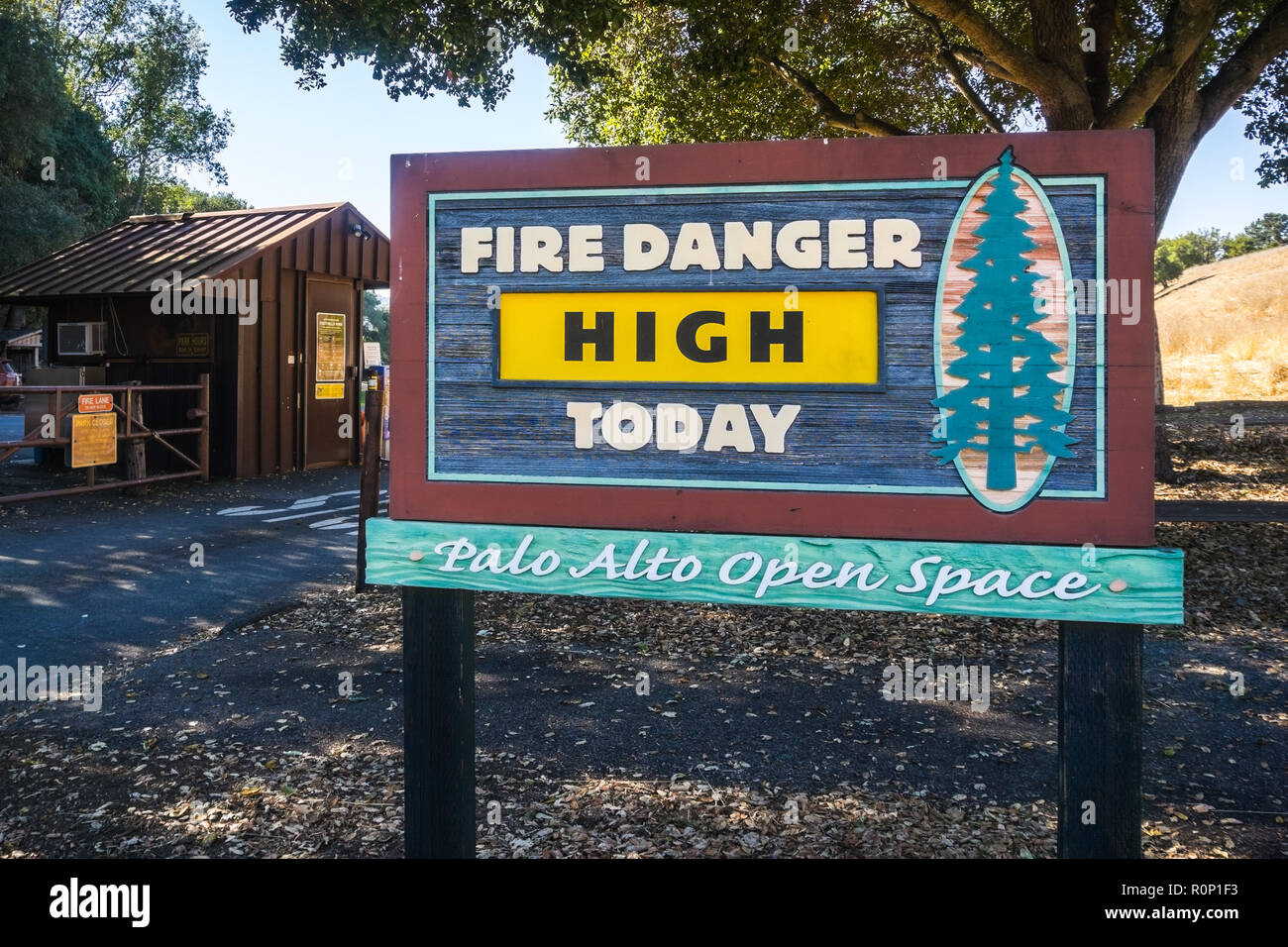 'Fire Danger haute aujourd' posté à l'entrée de l'espace ouvert de Foothills Palo Alto, San Francisco, Californie Banque D'Images