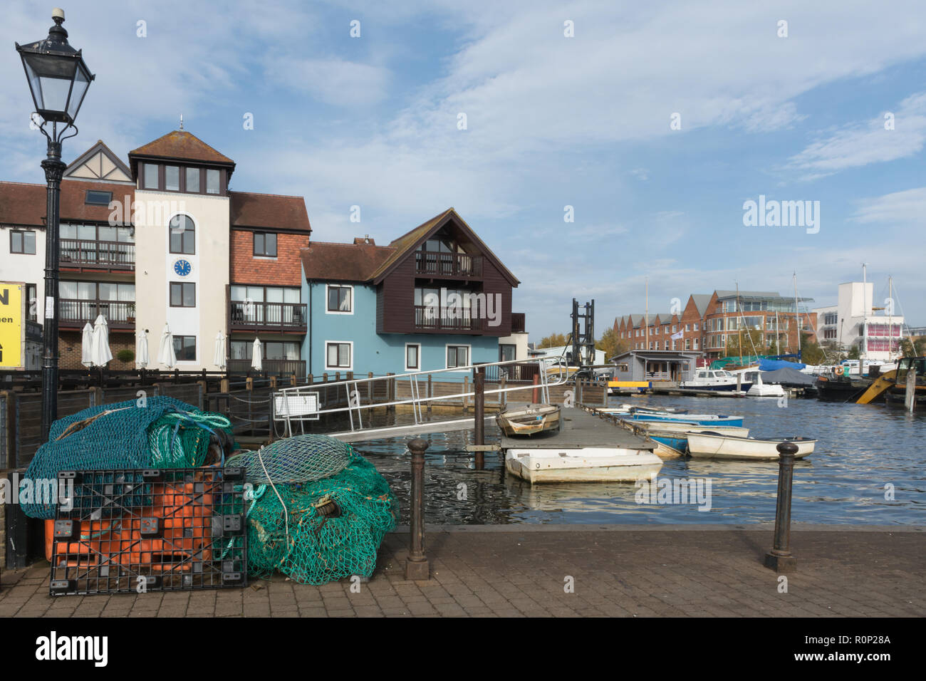 Port de Lymington, Lymington, Hampshire, Royaume-Uni, avec des filets de pêche et bateaux amarrés sur l'eau Banque D'Images
