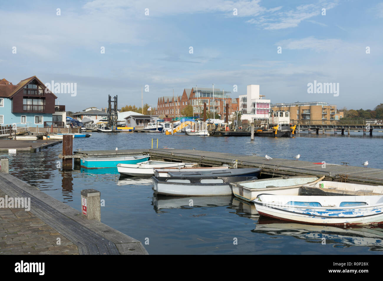 Port de Lymington, Lymington, Hampshire, Royaume-Uni, avec des bateaux et des bâtiments Banque D'Images