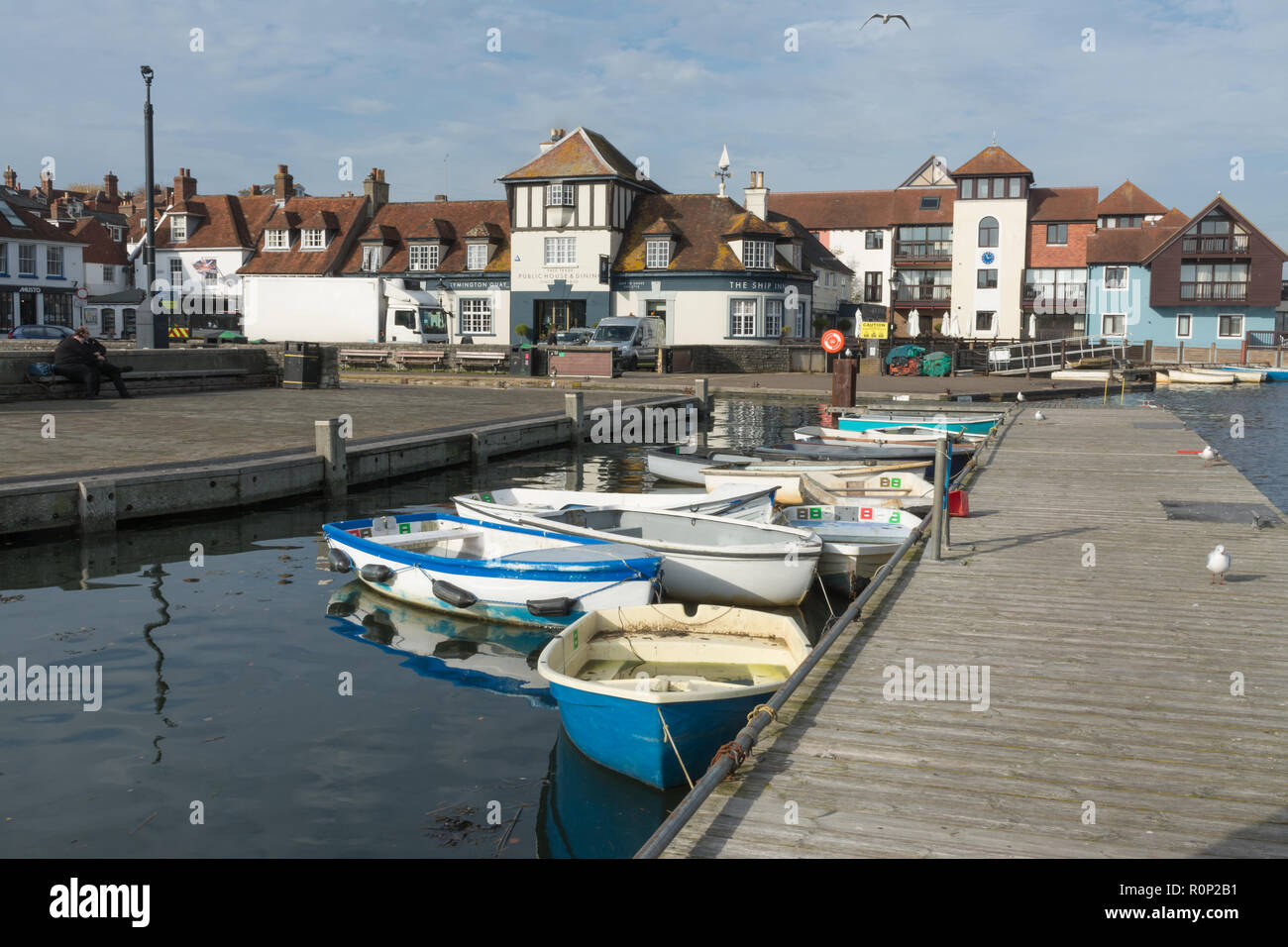 Port de Lymington, Lymington, Hampshire, Royaume-Uni, avec des bateaux et des bâtiments Banque D'Images