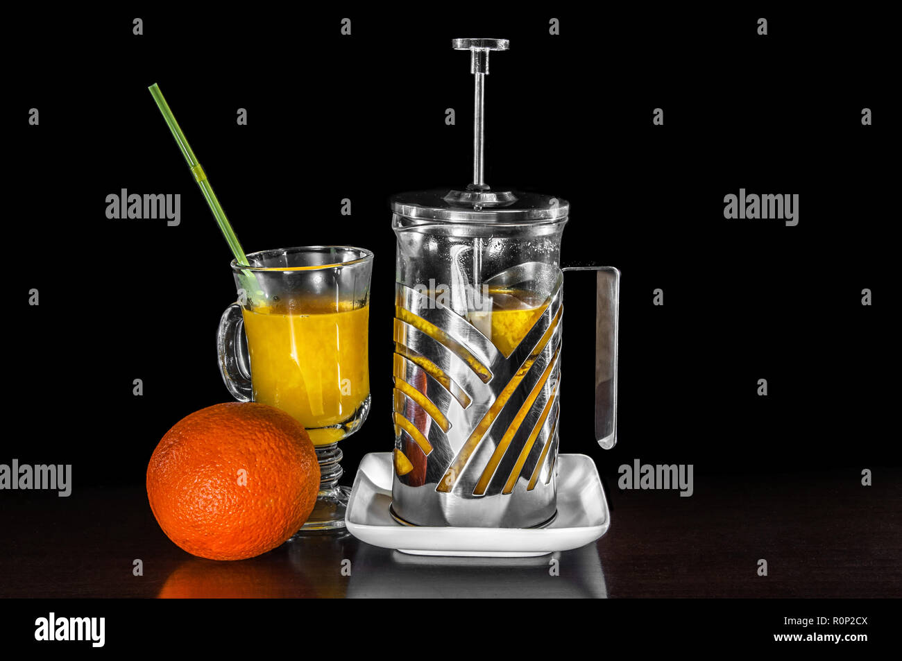 Le jus d'Orange sur la table close-up avec orange et blanc de l'acier électrique Banque D'Images