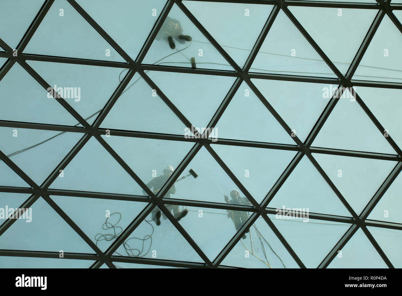 Londres, UK - 5 octobre 2018 : Les travailleurs nettoyer le toit de verre et d'acier au-dessus de la grande cour du British Museum Banque D'Images