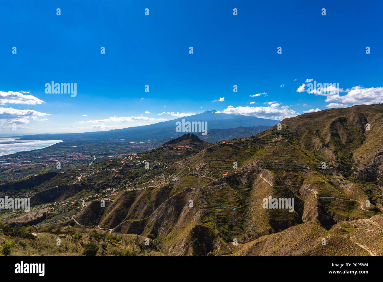 Le mont Etna. Vue depuis Taormina, Sicile, Italie. Banque D'Images