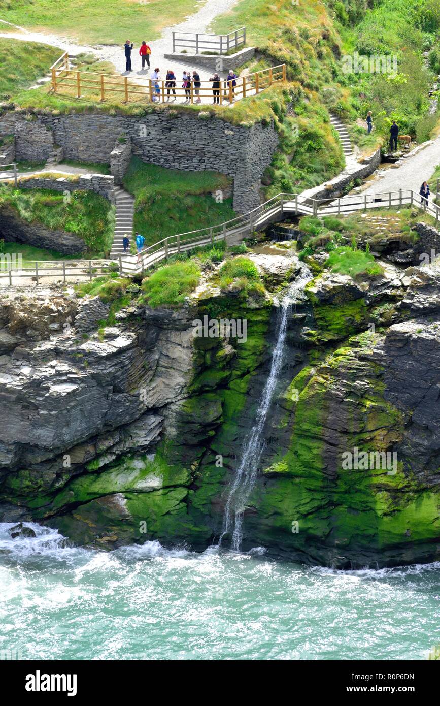 Château de Tintagel,cascade,Cornwall, Angleterre, Royaume-Uni Banque D'Images