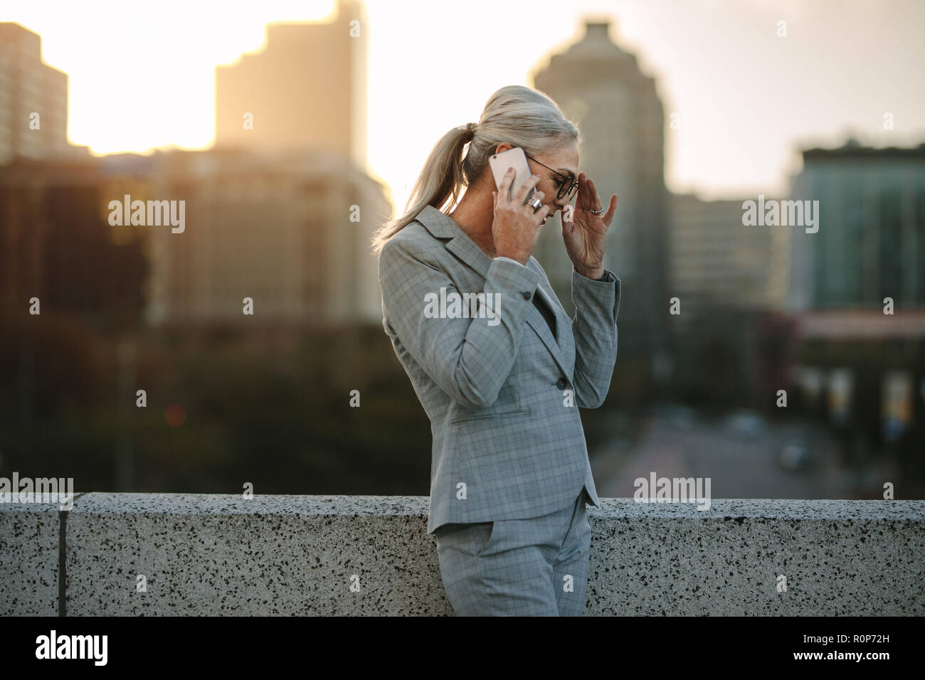 Portrait of senior woman sur le pont extérieur et talking on mobile phone. Entreprise mature professional portable pis Banque D'Images