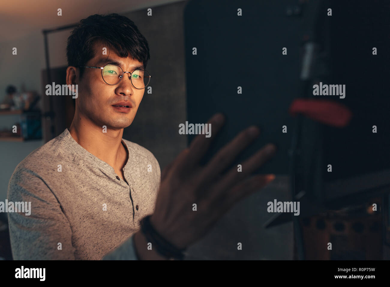 Homme photographe équipement ajuste clignotement des feux dans le studio de photo. Photographe travaillant en studio de photo. Banque D'Images