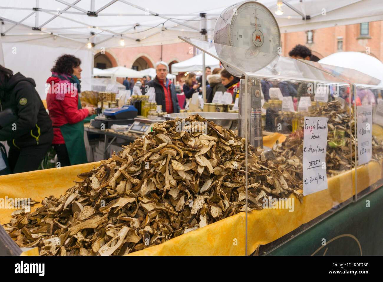 Alba, Italie - 4 novembre 2018 : les touristes à la truffe champignons juste et de la rue du marché d'Alba, dans le Piémont. Banque D'Images