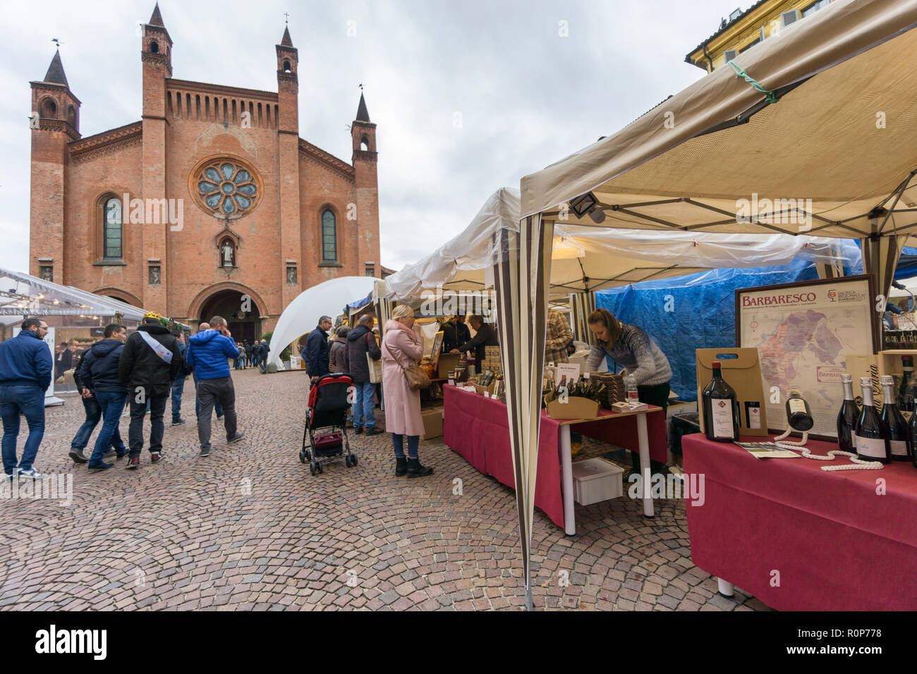 Alba, Italie - 4 novembre 2018 : les touristes à la truffe champignons juste et de la rue du marché d'Alba, dans le Piémont. Banque D'Images