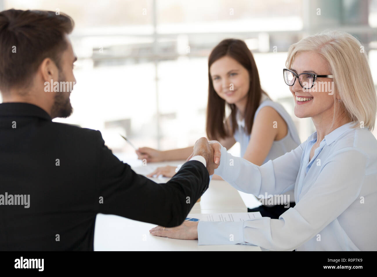 Poignée de divers collègues de prendre connaissance à la réunion Banque D'Images