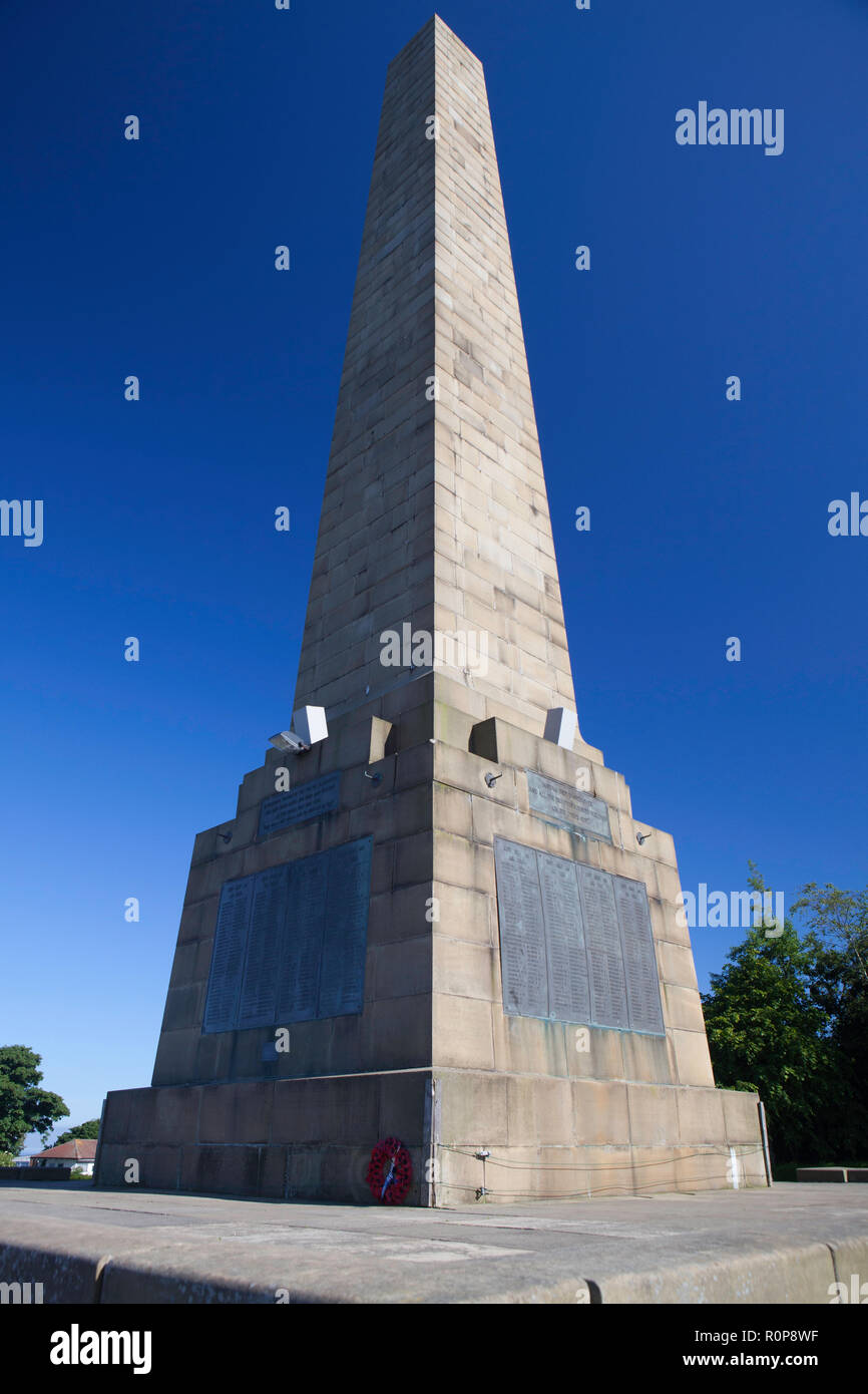 Le monument commémoratif de guerre perché sur le sommet d'Oliver's mount, une colline surplombant la ville de Scarborough, dans le Yorkshire du Nord Banque D'Images