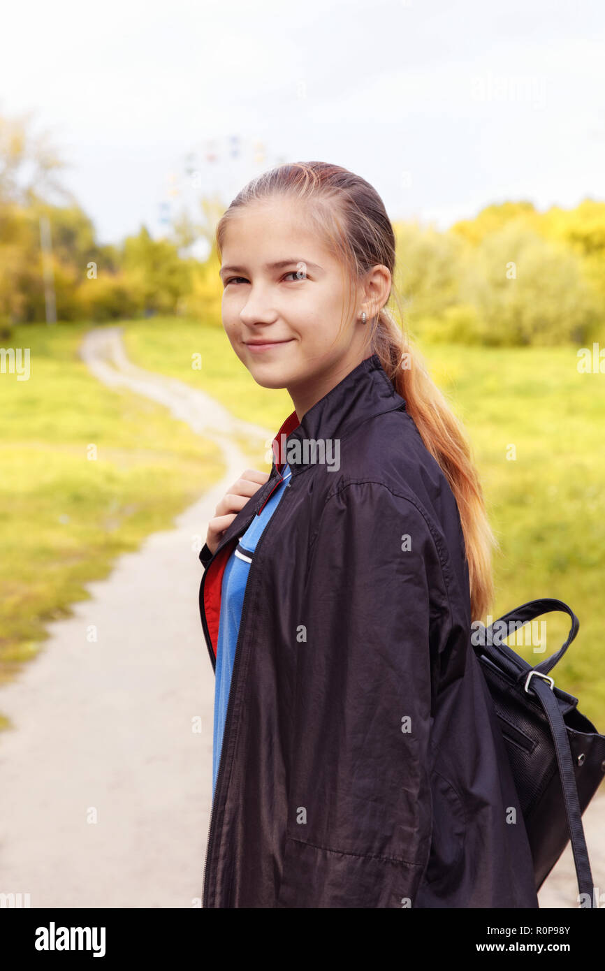 Sac à main de femme automne marcher dans le parc. Sourire à la caméra tournant Banque D'Images