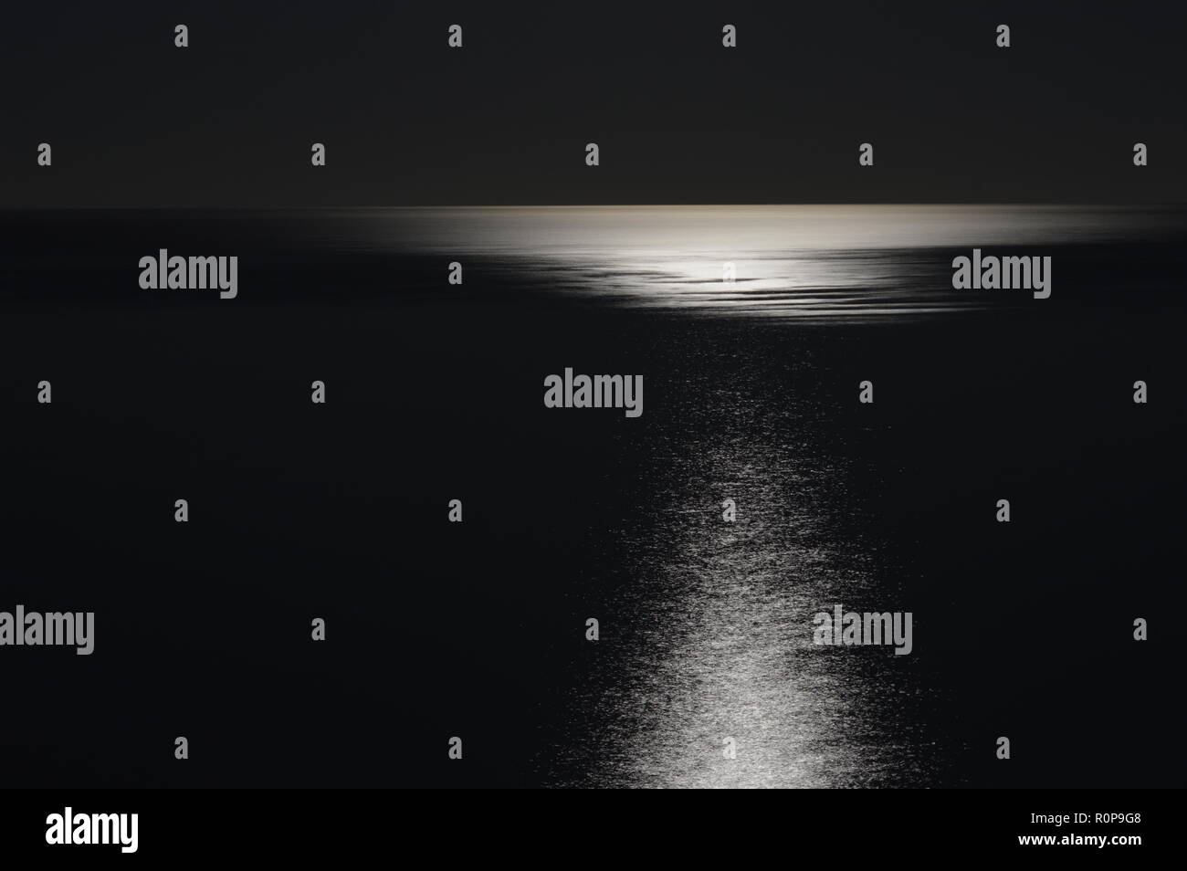 La mer Méditerranée sur une soirée pleine lune Banque D'Images