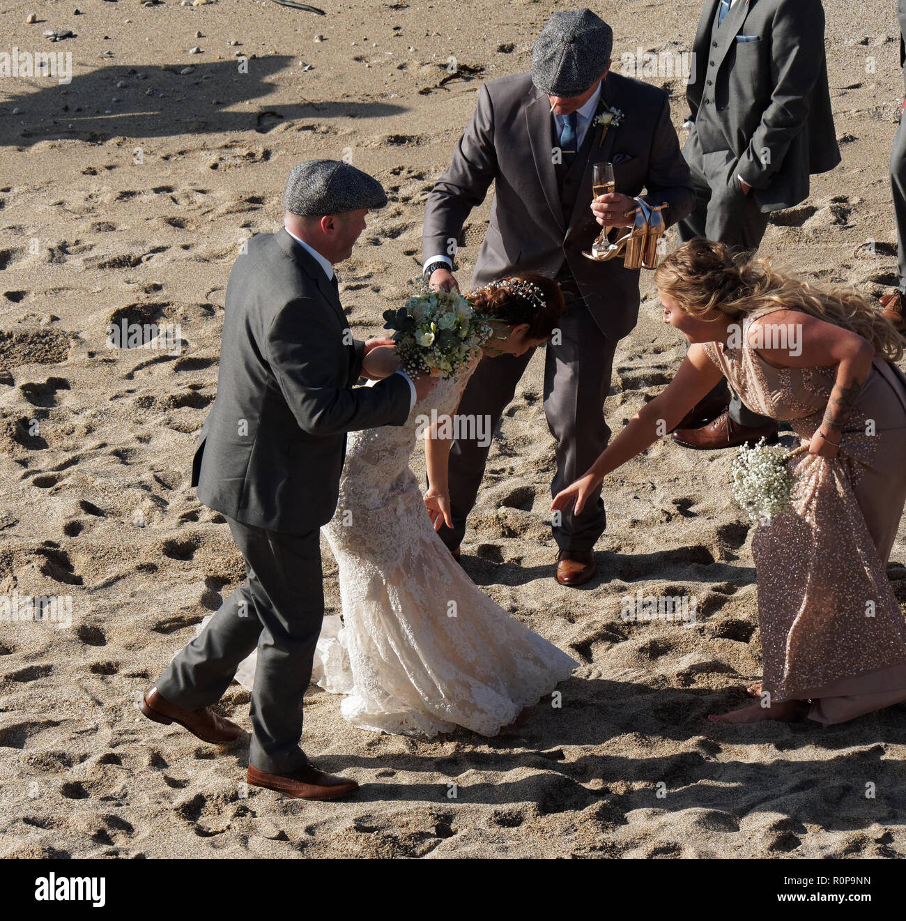 Mariée capturé par vague sur beach, Newquay, Cornwall, UK. Banque D'Images