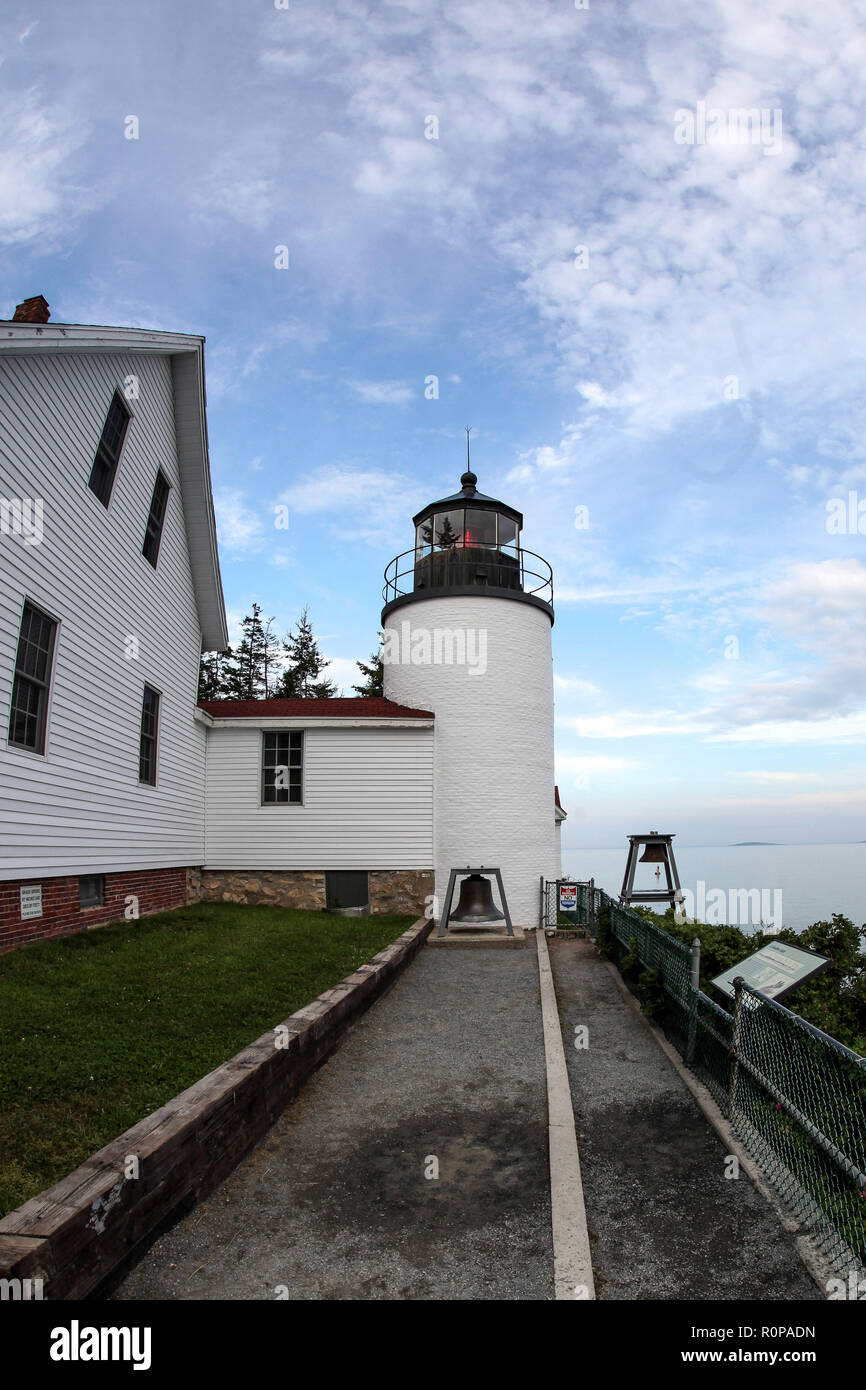 BASS Harbor, Maine, USA - 8 juillet 2013 : Bass Harbor Lighthouse donnant sur l'océan Atlantique. Banque D'Images