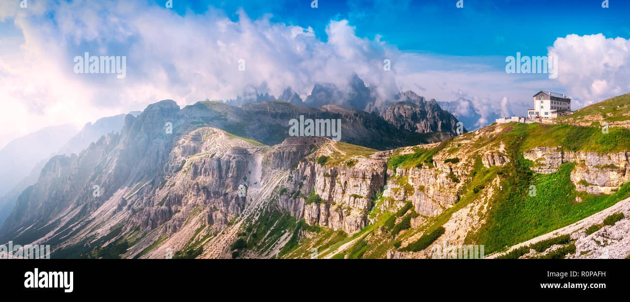 Vue panoramique à partir de Tre Cime di Lavaredo et chalet de montagne. Dolomiti Alpes italiennes, Vénétie, Italie, Europe. Banque D'Images