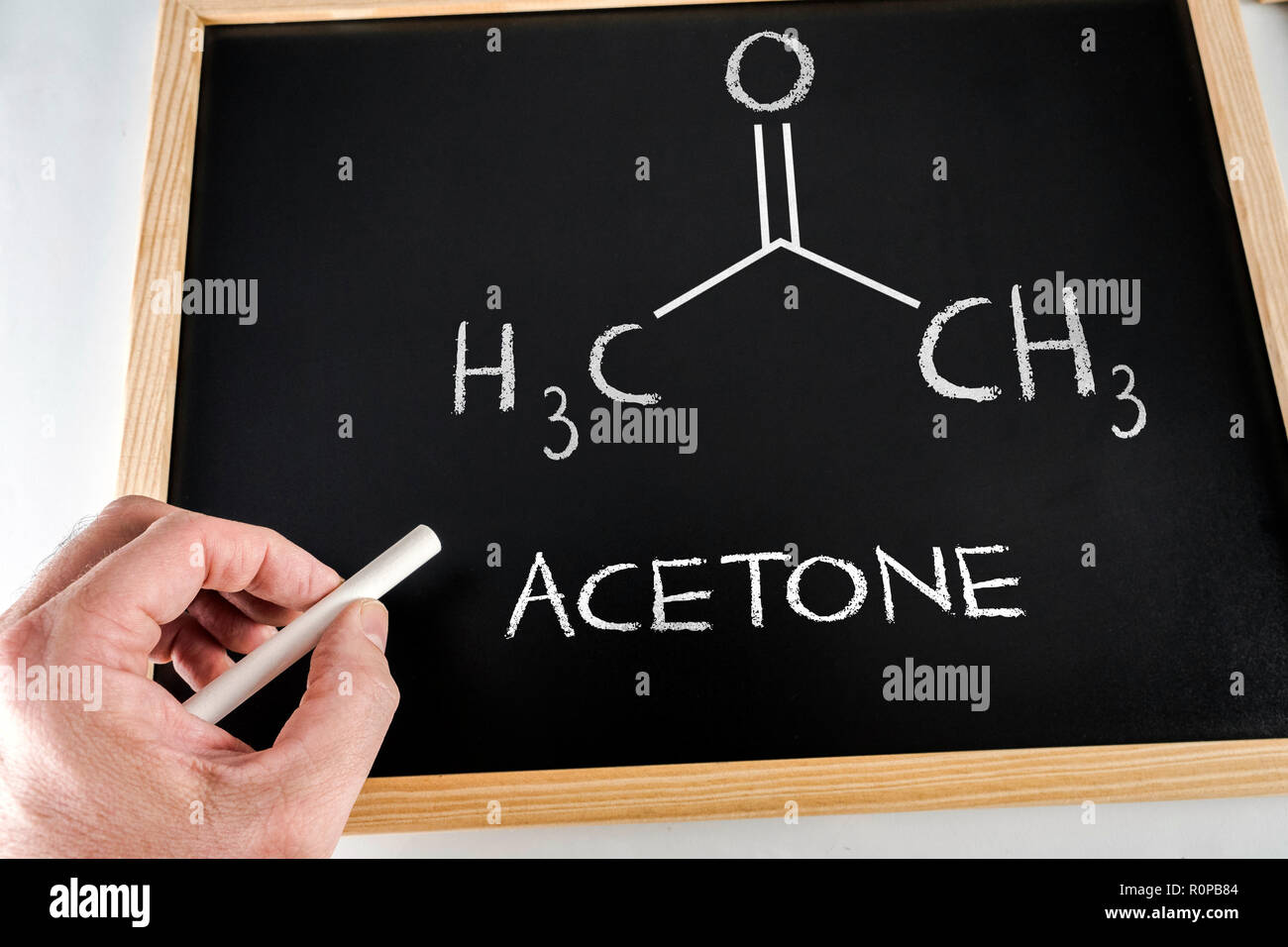 Écrit à la main avec de la craie dans une ardoise il formule de l'acétone Banque D'Images