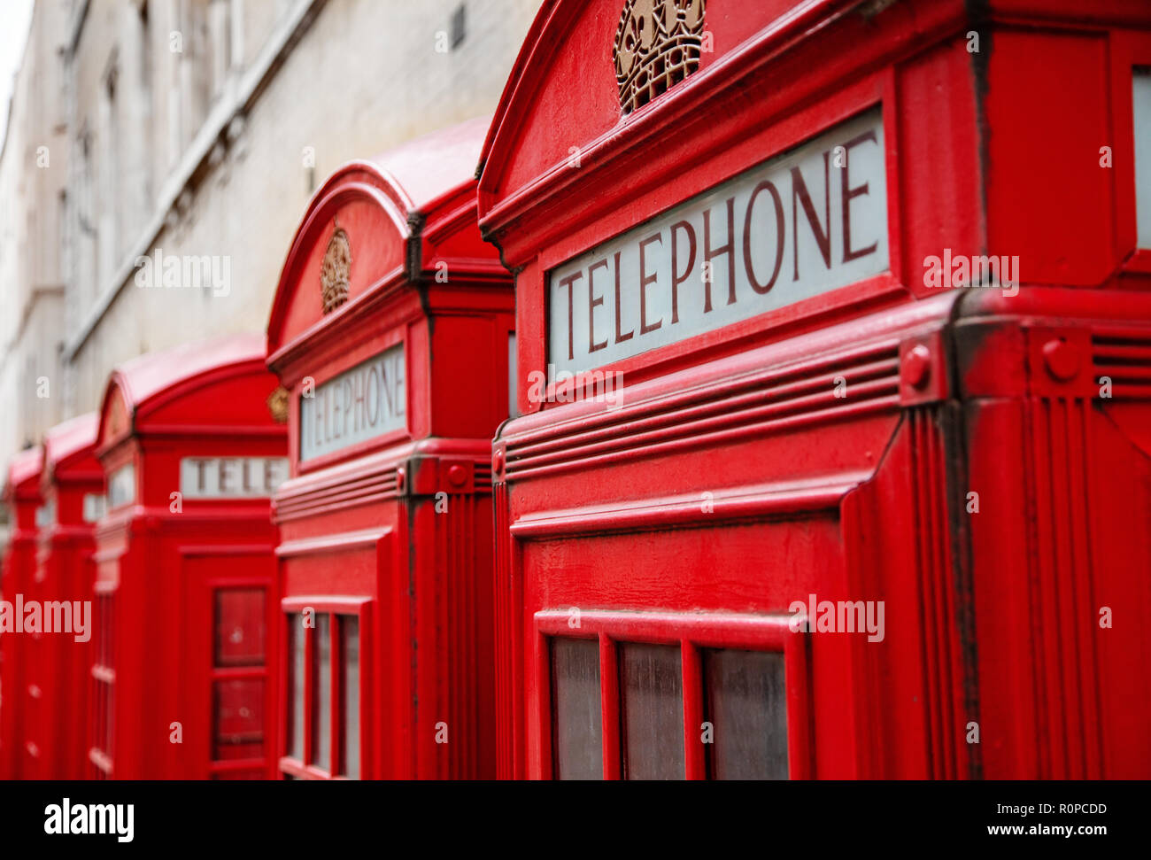 Rangée de cinq cabines téléphoniques rouges traditionnel classique, Londres, Angleterre Banque D'Images