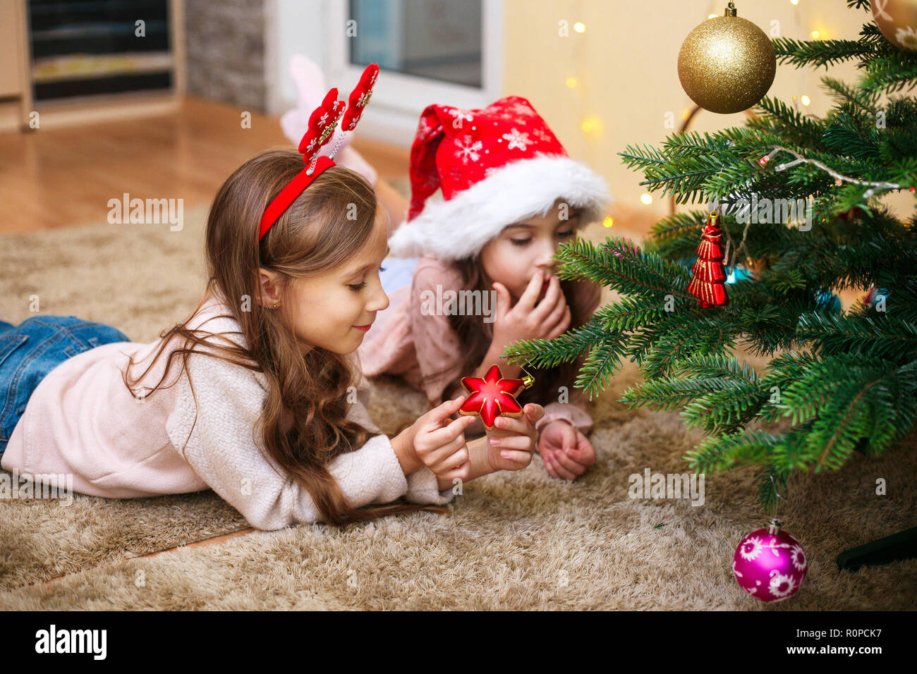 Les petits enfants d'écrire la lettre au Père sous l'arbre de Noël Banque D'Images