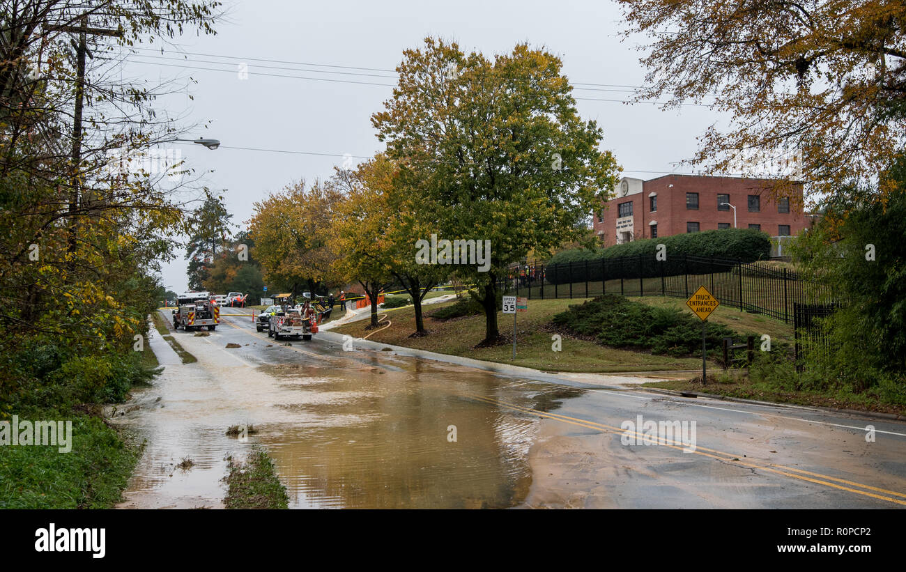 Carrboro, NC, US, le 5 novembre 2018 : les pompiers et les travailleurs de l'autorité de l'eau réparation d'une conduite principale d'eau cassé Banque D'Images