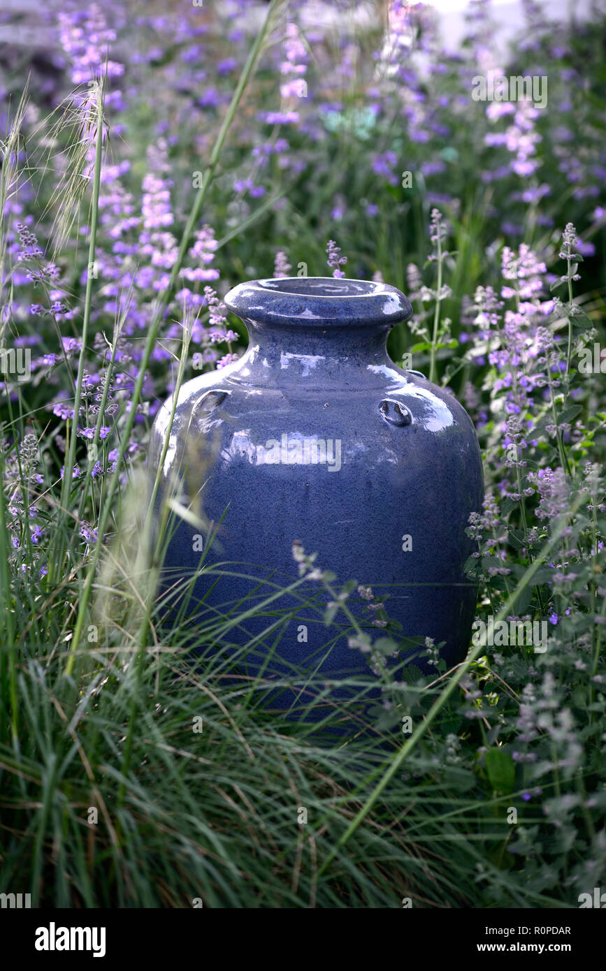 Urn,bleu,vernis,vitré,pot,container,urnes neptea six hills giant,jardin,fonction,jardins floraux RM Banque D'Images