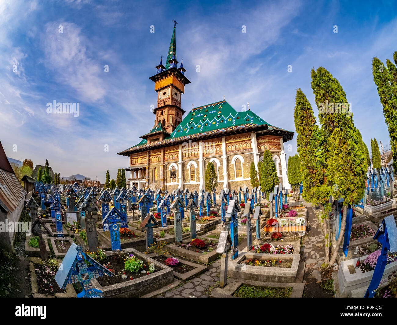 Sapanta, Roumanie - 2 novembre, 2018 : le cimetière dans le célèbre Cimetière Joyeux (joie) dans la région de Maramures, Roumanie. Banque D'Images