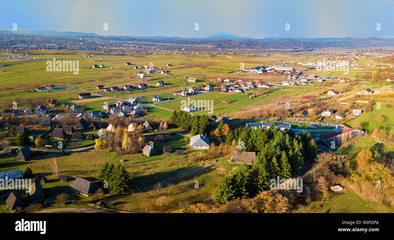 Vue aérienne du musée du village de Sighetu Marmatie, région de Maramures, Roumanie Banque D'Images