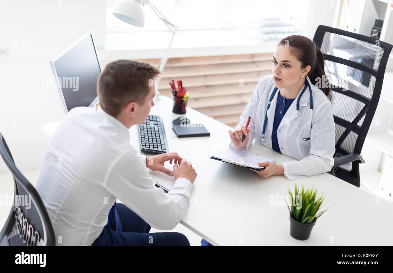 Le jeune homme est venu pour voir le médecin. Banque D'Images