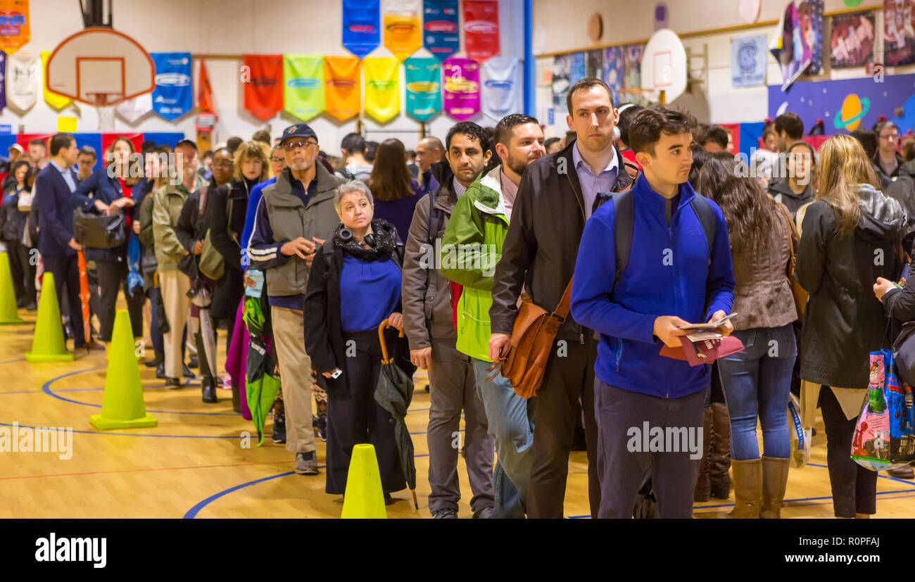 Arlington, Virginia, USA. 6 novembre, 2018. Dans la longue file d'électeurs lors du vote à mi-parcours, à l'école touche. Rob Crandall/Alamy Live News Banque D'Images