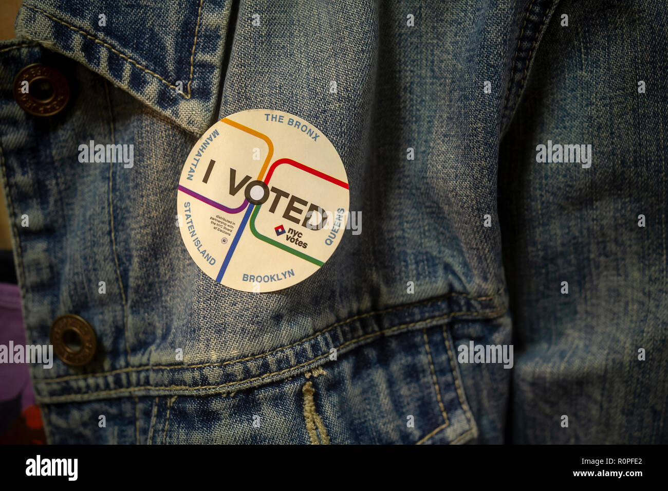 New York, USA. 6 novembre, 2018. Un électeur porte son "J'ai voté" autocollant sur le jour de l'élection à New York le Mardi, Novembre 6, 2018. Crédit : Richard Levine/Alamy Live News Banque D'Images