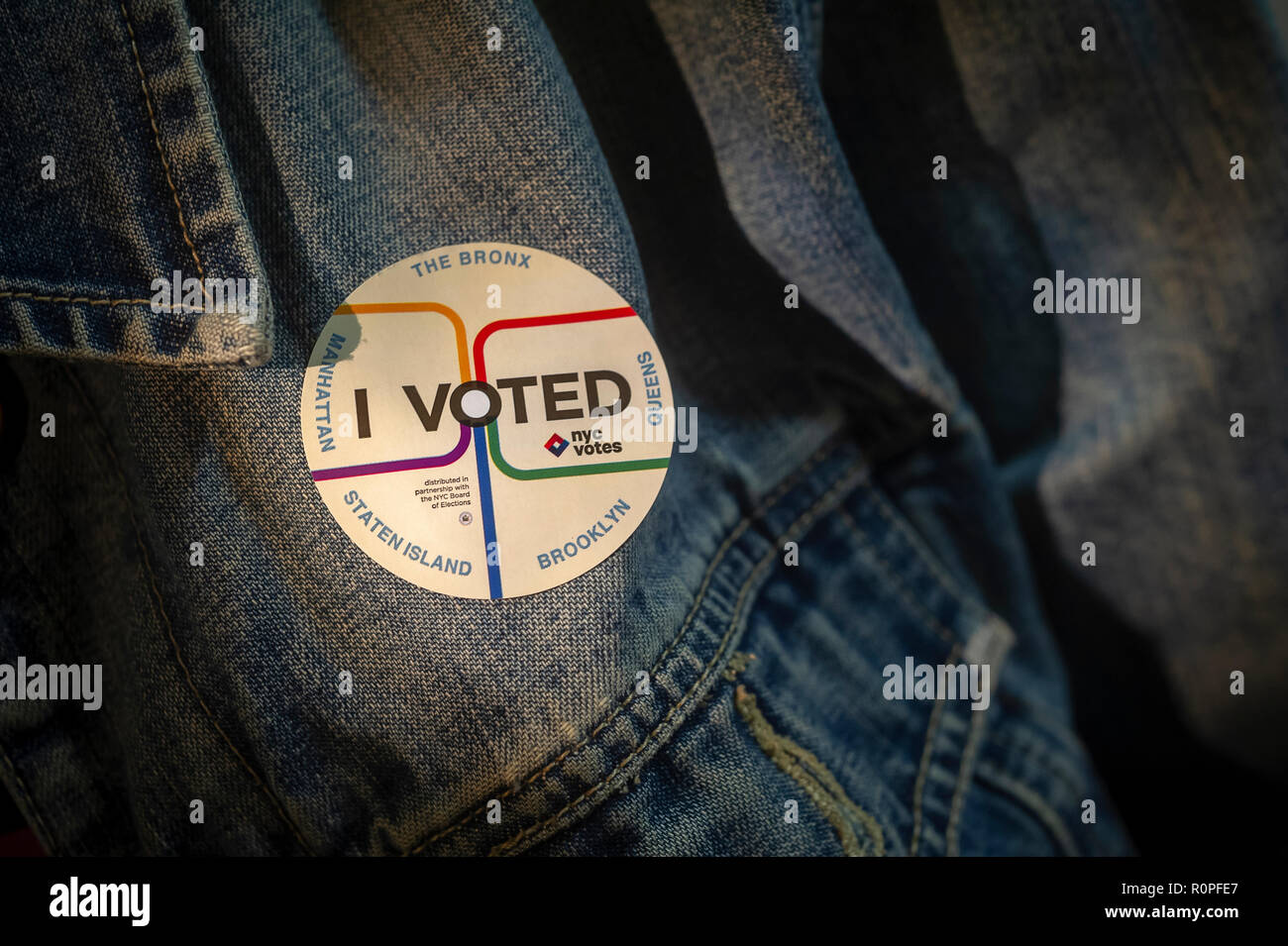 New York, USA. 6 novembre, 2018. Un électeur porte son "J'ai voté" autocollant sur le jour de l'élection à New York le Mardi, Novembre 6, 2018. Crédit : Richard Levine/Alamy Live News Banque D'Images