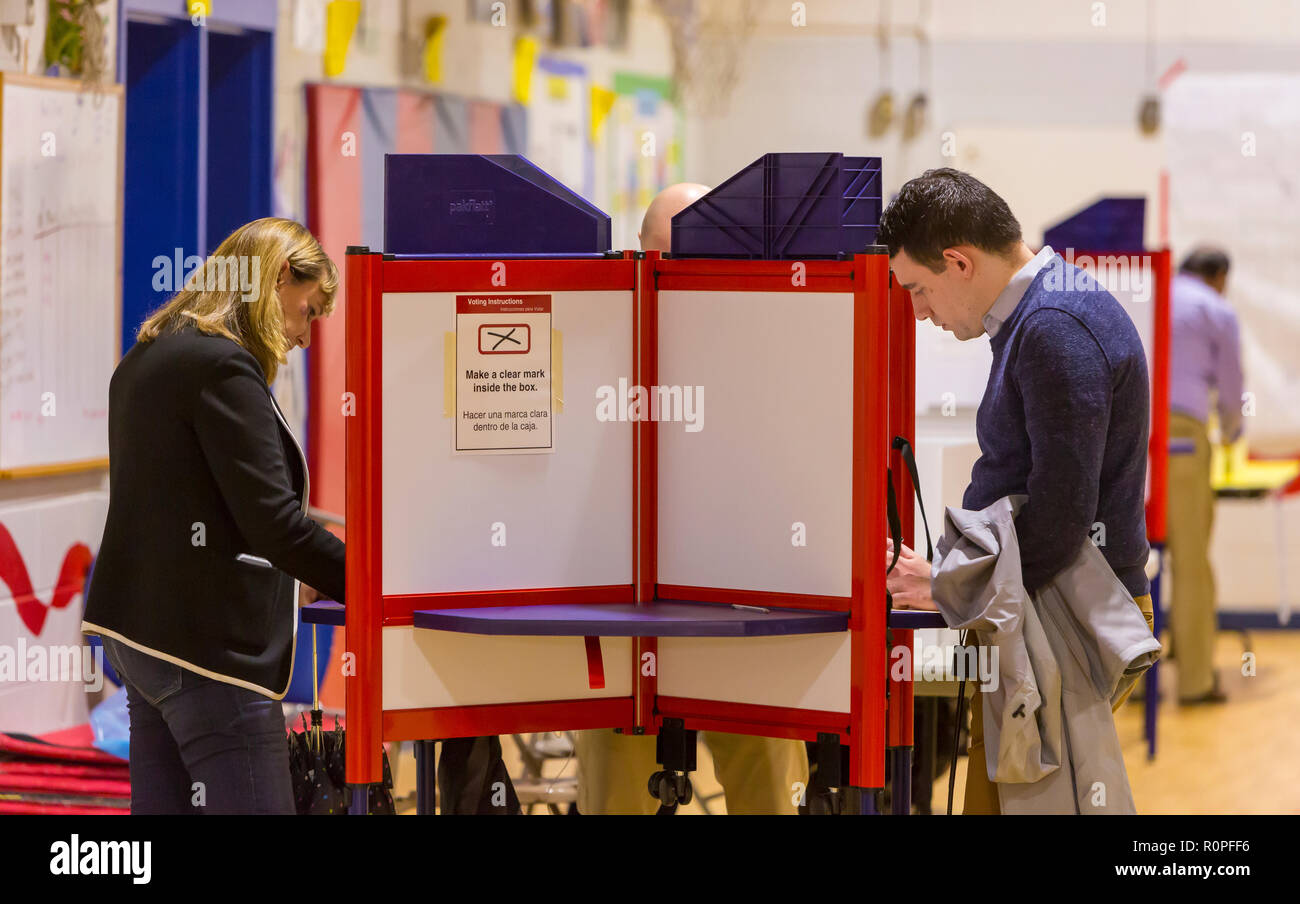 Arlington, Virginia, USA. 6 novembre, 2018. Les gens votent lors du vote à mi-parcours, à l'école touche. Rob Crandall/Alamy Live News Banque D'Images