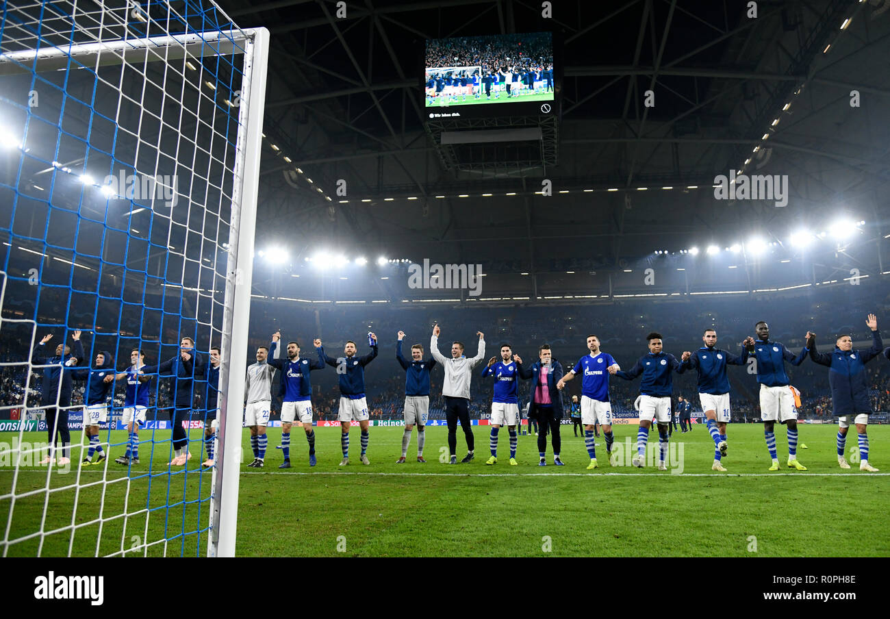 Gelsenkirchen, Allemagne. 08Th Nov, 2018. Football : Ligue des Champions, le FC Schalke 04 - Galatasaray Istanbul, phase Groupe, Groupe D, Journée 4 dans la Veltins Arena. Les joueurs de Schalke acclamer le 2:0 victoire contre Galatasaray après le match. Credit : Ina Fassbender/dpa/Alamy Live News Banque D'Images